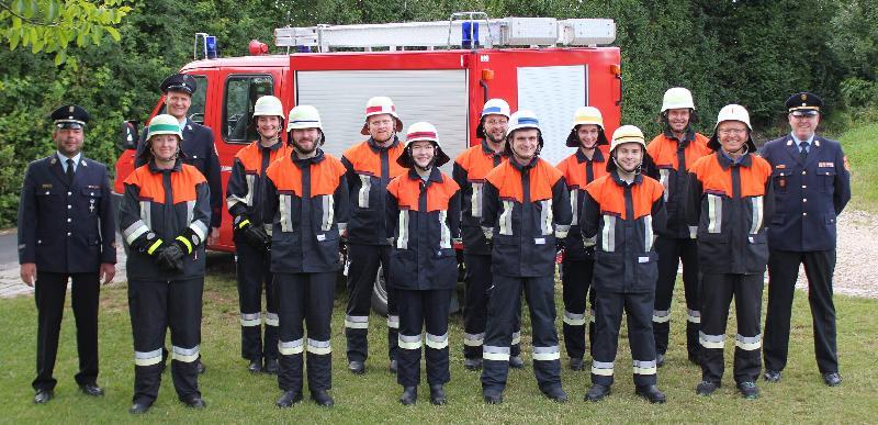 Die Feuerwehr Steiningloh-Urspring ist für den Ernstfall gut gerüstet. Den Beweis dafür lieferte eine weitere Gruppe der Wehr, die sich der Prüfung für das Leistungsabzeichen erfolgreich unterzog. V. l.: KBM Marco Weiß, Silvia Eierer, Schiedsrichter Christoph Erras, Heike Stein, Quirin Stauber, Tobias Lobenhofer, Antonia Stauber, Matthias Fischer, Martin Amann, Marie Giehrl, Peter Pfab, 2. Kdt Josef Giehrl, 1. Kdt. Ludwig Fischer und KBI Martin Schmidt - Foto von Werner Schulz