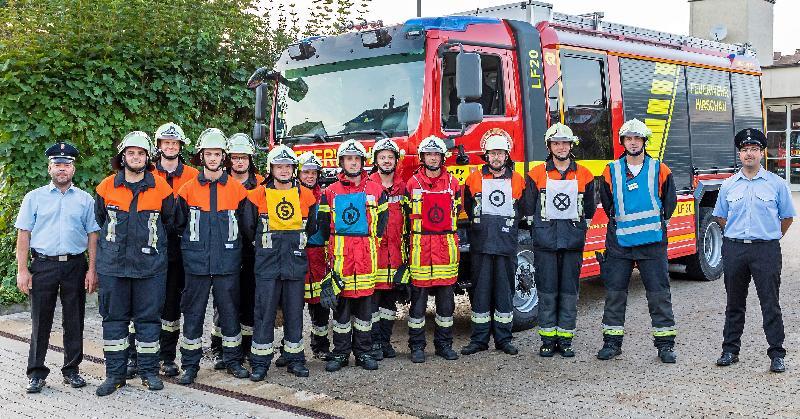 Zwei Gruppen der Feuerwehr absolvierten erfolgreich die Leistungsprüfung „Die Gruppe im Löscheinsatz – Variante 3“. Dabei kam erstmals das neue Löschfahrzeug LF 20 zum Einsatz. V. l.: Kreisbrandmeister Marco Weiß, Nico Schuminetz, Christoph Erras, Patrick Groher, Sebastian Braun, Thomas Wittmann, Daniel Brearley, Marco Schuminetz, Bernhard Meyer, Felix Hiemer, Albert Sterk, stellv. Kommandant Claus Meyer, Kommandant Sebastian Jasinsky und Schiedsrichter Horst Kellner. 

 - Foto von Werner Schulz