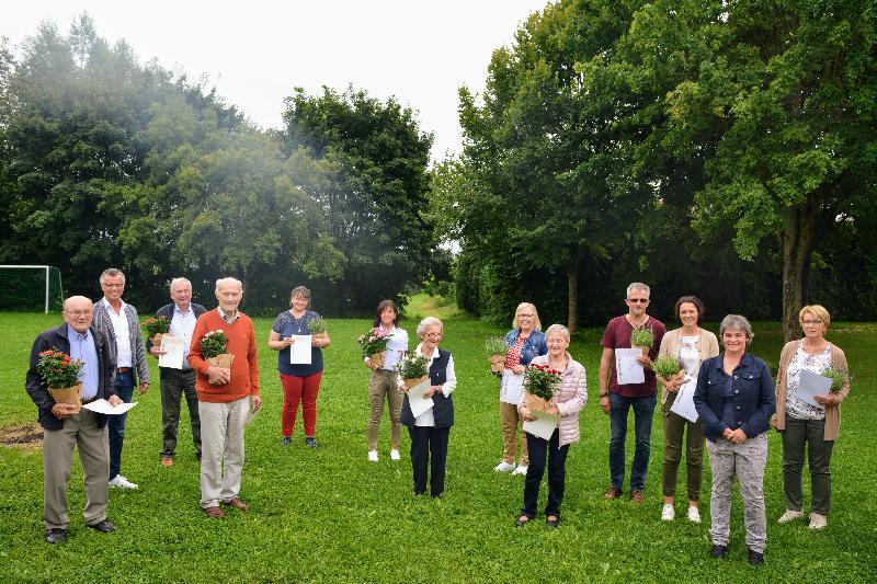 Bürgermeister Hermann Falk, 2. v. li. und Vorsitzende Marion Schlosser 2. v. re. bedankten sich bei den anwesenden geehrten Mitgliedern für die Treue.
 - Foto von Fritz Dietl