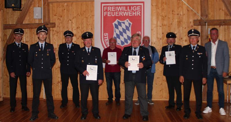 Ein Höhepunkt des Kameradschaftsabends der Freiwilligen Feuerwehr Steiningloh-Urspring war die Ehrung langjähriger Mitglieder. V. l: 2. Kommandant Josef Giehrl, 1. Vorstand Michael Pfab, 2. Vorstand Tobias Kummer, Georg Kummer, Johann Fischer, Johann Amann, Georg Fischer, Erich Stauber, 1. Kommandant Ludwig Fischer und Bürgermeister Hermann Falk.

 - Foto von Werner Schulz