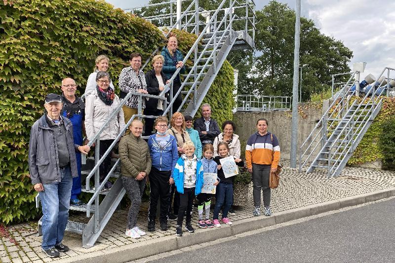 Unter dem Motto „Nur der Po gehört aufs Clo“ führte Wolfgang Wagner (2.v.l.) die Besuchergruppe der CSU-Frauen-Union mit der Vorsitzenden Michaela Meier (oben r.) und 2. Bürgermeisterin Bärbel Birner (oben 3.v.r.) durch die städtische Kläranlage. - Foto von Werner Schulz
