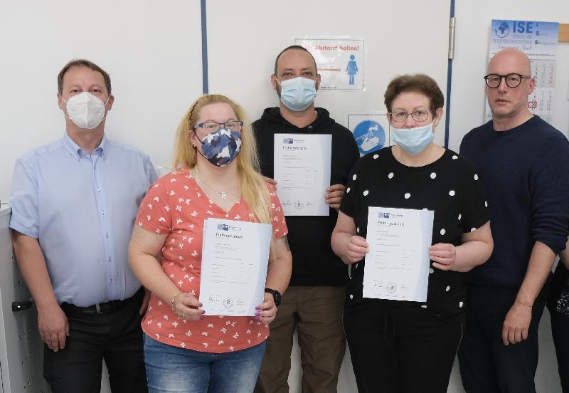 Gratulation zum Fachlageristen mit super Abschlussnoten. Von links ISE-Dozent Richard Kirschner, Jessica Eisenreich und Michael Troglauer mit der Examensnote 1, Marie Kerber mit ihrem Zweierschnitt sowie ISE-Geschäftsführer Roland Domogalla.  - Foto von Uschald