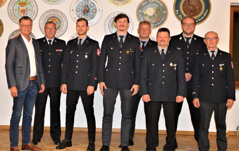 Von links nach rechts:
Bürgermeister Hermann Falk, Kreisbrandinspektor Martin Schmidt, Schriftführer Hubert Fick, Vorsitzender Christoph Greiner, stellv. Kommandant Christian Fellner, stellv. Vorsitzender Thomas Kummer, Kommandant Sebastian Trummer, Kassier Leonhard Luber.
 - Foto von Fritz Dietl