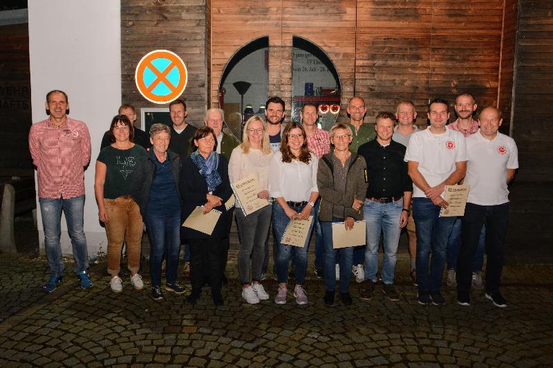 Gute Stimmung bei den Geehrten der DJK Ehenfeld-Massenricht. Die Vorstände v. li., im Trachtenhemd, Reinhard Meyer, Stefan Basler und Stefan Kummer, freuten sich über so viele treue und aktive Mitglieder.  - Foto von Fritz Dietl