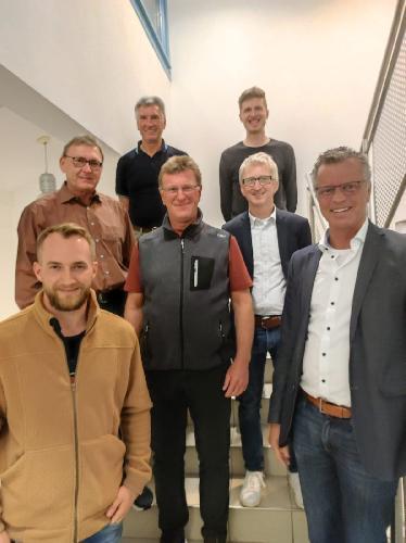 Dominik Losch rechts vorn wurde als Beisitzer in d TuS Vorstandschaft nachgewählt, daneben 1.Bürgermeister Hermann Falk.
2.Reihe von linkas das Vorstandsteam mit Walter Fleischmann,, Klaus Wild und Dieter Hel. Hinten: Patrick Gebhardt, der das Internet koordiniert und Helmut Pichl, neu gewählter Kassenprüfer. 
 - Foto von Gerhard Fleischmann