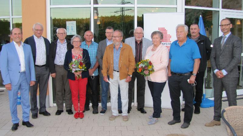 Im Rahmen einer Jubilarehrung im Restaurant am Monte Kaolino zeichnete die Industriegewerkschaft Bergbau, Chemie, Energie (IG BCE) langjährige verdiente Mitglieder aus.
Von links: Ortsgruppenvorsitzender Josef Birner, Hans Specht, Karl-Heinz Gebhardt, Birgit Schärtl, Johann Heindl, Manfred Kummer, Johann Gebhard, Rudi Hanft, Luise Hübner-Klier, Max Haberl, Johann Scherer und kommissarischer Bezirksleiter Rainer Hoffmann. - Foto von Josef Birner