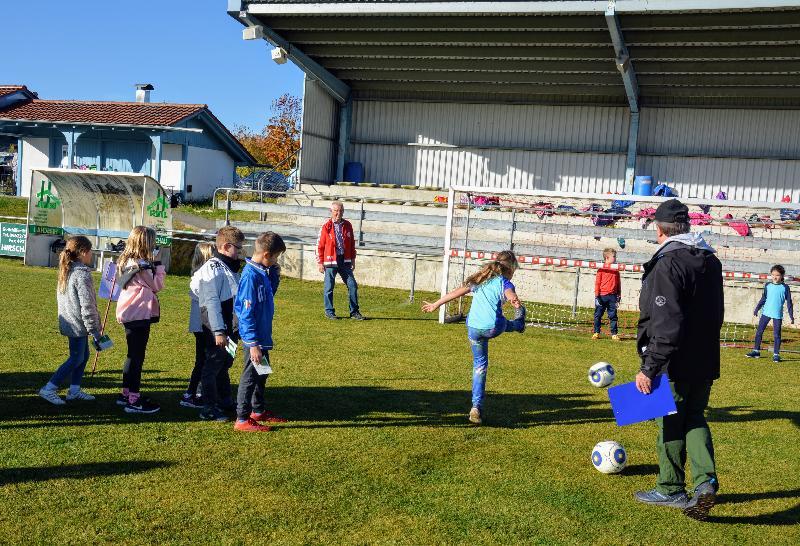 Schulsport mal anders, Sportstunde auf dem Fußballplatz