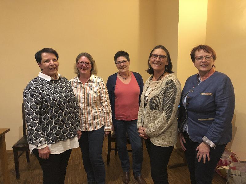 Der Bridgeclub Amberg wählte eine neue Vorstandschaft (von links): Ingrid Abraham (SportwartIn), Susanne Rezek (Masterpunktsekretärin), Angelika Baumann (Schatzmeisterin), Birgitt Marx ( 1. Vorsitzende) und  Anneliese Daig (2. Vorsitzende). Bild: usc - Foto von Uschald