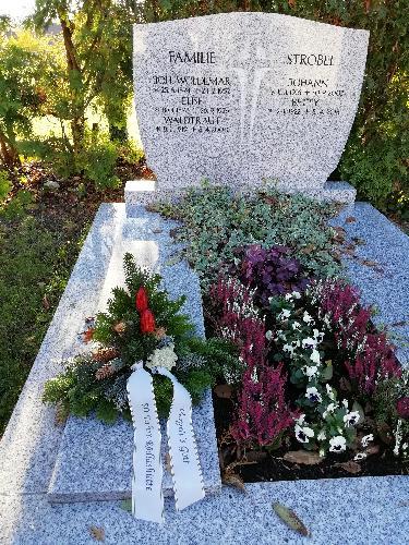 Ein Bouquet als Dank für die verstorbenen Förderer und Sponsoren beim Bau der Rödlashütte. - Foto von Fritz Dietl