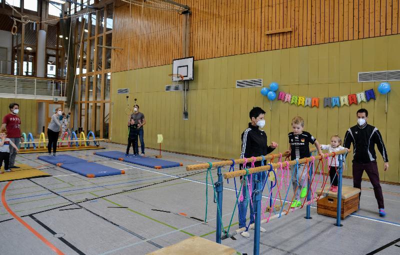 Die ganze Turnhalle ein großes Spielzimmer. - Foto von Fritz Dietl