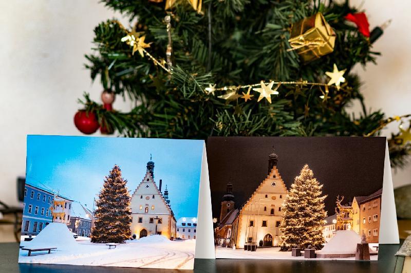 Alle Jahre wieder sorgt der Hirschauer Hobbyfotograf Alfred Härtl für bezaubernde Weihnachtskarten, die die gute Stube der Stadt Hirschau im schönsten Wintergewand mit Weihnachtsbaum zeigen.  - Foto von Alfred Härtl