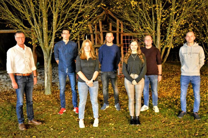 Bürgermeister Hermann Falk (ganz li.) gratulierte der neuen Vorstandschaft nach der Wahl. Von li. Vorsitzender Felix Rumpler, 2. Vorsitzende Marlene Siegler, Schriftführer Leonhard Hüttner, Vorsitzende Marie Lederer, Kassier Jonas Beierl und 2. Vorsitzender Tobias Gnan. - Foto von Fritz Dietl