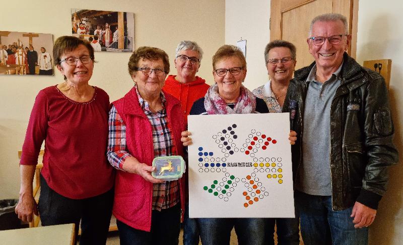 Nach Wiedereröffnung des Seniorentreffs stellten sich die Seniorenbeauftragten der Stadt Rudi Wild und Claudia Stein dem Betreuungsteam vor. Sie überreichten ein von Helmut Dolles gespendetes großer „Raus-mit-dir-Brettspiel“. V. l.: Anni Regler, Maria Fruth, Claudia Stein, Maria Ott, Marianne Wild und Rudi Wild. - Foto von Werner Schulz
