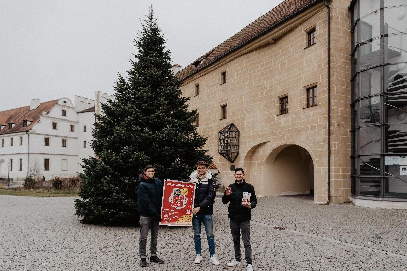 Die Tabler Philipp Koch (links) und Franz von Klenck (rechts) präsentieren das Amberg-Sulzbacher Gastronomiequartett. Dank der Unterstützung von Drucksponsor Sebastian Wagner (Mitte) von der Hans Wagner GmbH können die Einnahmen aus dem Verkauf der Quartett zu 100% an wohltätige Zwecke in der Region gespendet werden. (Fotograf: Dominik Lenz) - Foto von Uschald