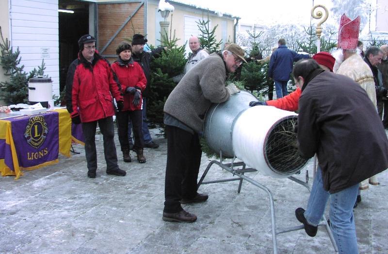 Zum 27. Mail schon verkaufen heuer die Lions vom Club Amberg-Sulzbach hochwertige, frisch geschlagene, unbehandelte Bäume. Nikolaus muss diesmal allerdings auf seinen Auftritt verzichten. Bild: Uschald - Foto von Uschald