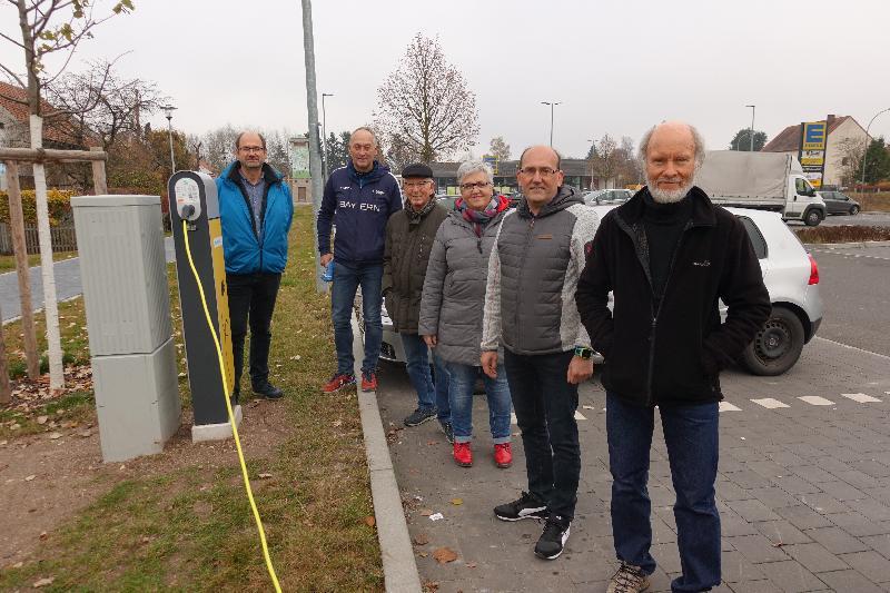 Angesichts steigender Zahlen von  Elektro-Autos begrüßt die Hirschauer SPD-Fraktion  die Umsetzung ihres Antrags auf die Errichtung öffentlicher Ladesäulen im Stadtgebiet.
Im Bild von links: Michael Högl, Wolfgang Bosser, Rudi Wild, Claudia Stein, Fraktionssprecher Josef Birner und SPD-Vorsitzender Günther Amann.
 - Foto von Günther Amann