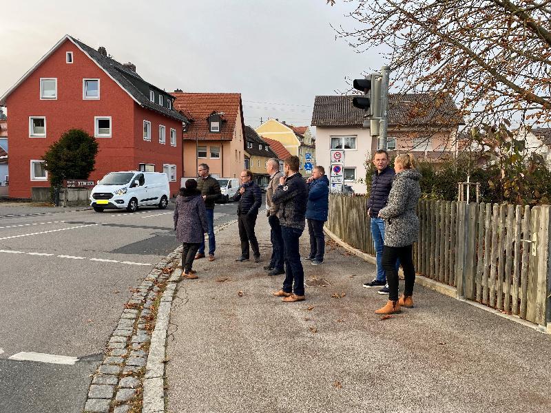 Die Stadt will die Gg.-Schiffer-Straße vom Apotheker- zum Klingereck neu gestalten, das Staatliche Bauamt die dortige Ampelanlage und Gehwege an der B14 um- bzw. ausbauen. Das Wie und Wann diskutierte die CSU-Fraktion vor Ort. V. l.: 2. Bgm. Bärbel Birner, 1. Bgm. Hermann Falk, Stadtrat Dr. Hans-Jürgen Schönberger, Stadtrat Josef Luber, Fraktionsvors. Christian Gnan, Stadtrat Martin Merkl, 3. Bgm. Hermann Falk und Stadträtin Michaela Meier. - Foto von Werner Schulz