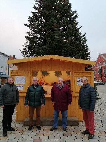 Groß und Klein sind ab heute täglich von 9 bis 21 Uhr eingeladen, bei einem Spaziergang durch die Innenstadt die Krippenausstellung auf dem Marktplatz zu besichtigen. V. l.: Organisator Stadtrat Martin Merkl, Helmut Plößl, Adolf Schmid und Mitorganisator Reinhold Birner. - Foto von Werner Schulz