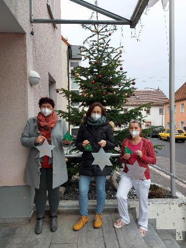 Die Mädchen und Jungen der Hirschauer Mittelschule hatten im Unterricht eine ganze Palette von Weihnachtsgeschenken für die Bewohner*innen des BRK Seniorenwohn- und Pflegeheims St. Barbara gefertigt. FOLin Elfriede Scharl (Mitte) übereichte sie an Heimleiterin Astrid Geitner (l.) und Gerontotherapeutin Anita Dobmeier (r.). Beide bedankten sich mit herzlichen Worten für die Präsente, die ihren Platz im Heim finden werden. - Foto von Werner Schulz