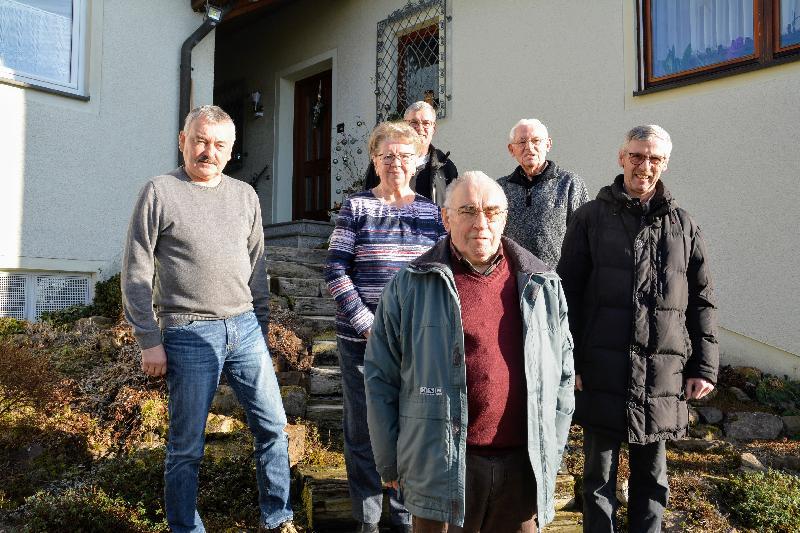 Lorenz Kummer, vorne, Mitte, nahm die Glückwünsche von (von li.) Georg Kustner (DJK Ehenfeld-Massenricht), Barbara Dolles (Senioren-Club), Sepp Falk (Männerchor), Alfred Hausmann (Senioren-Club) und Wolfgang Falk (Männerchor) entgegen. - Foto von Fritz Dietl