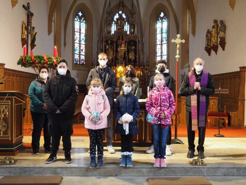 Nach zehn Jahren Ministrantendienst, davon vier als Oberministrant, wurde Raphael Eckert (hinten 2.v.l.) verabschiedet. Anton und Polina Ulrich, Leonie Künzel und Eva Scheuerer (vorne v. l.) wurden von Stadtpfarrer Hofmann (vorne r.) neu aufgenommen. Neue Oberminis sind Bastian Scheuerer und Anna Schreiner (hinten v. r.) Mit im Bild: Gemeindereferentin Barbara Schlosser (hinten l.). - Foto von Werner Schulz