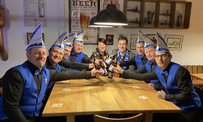 Die Faschingsveranstaltungen der Narrhalla fallen – wie im Vorjahr - fast alle dem Corona-Virus zum Opfer. Nicht verzichten müssen die Hirschauer auf das Faschingsbier aus der Schlossbrauerei. Mit diesem stießen bei einer Kostprobe an v. l.: Christian Kellner, Sandro Gärtner, Christian Rath, Hofmarschall Martin Merkl, Präsidentin Regina Merkl, Brauerei-Chef Sebastian Dorfner, Markus Meier, Stefan Bauer und Mario Gärtner.

 - Foto von Werner Schulz