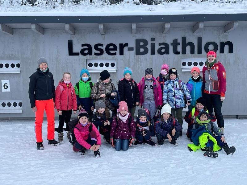 Sportfachberaterin Susanne Gebhardt (l.) ermöglichte fünf Klassen der Grundschulen Hahnbach, Gebenbach und Schnaittenbach mit insgesamt 85 Kindern je einen Wintersporttag im Langlaufzentrum auf der Silberhütte (hier die Klasse 3a aus Hahnbach mit Klassenleiterin Kerstin Arnold). - Foto von Werner Schulz