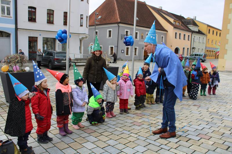 Der kleine Max kannte keine Gnade! Er schnitt die schmucke Krawatte von Bürgermeister Hermann Falk kurzerhand ab. - Foto von Werner Schulz