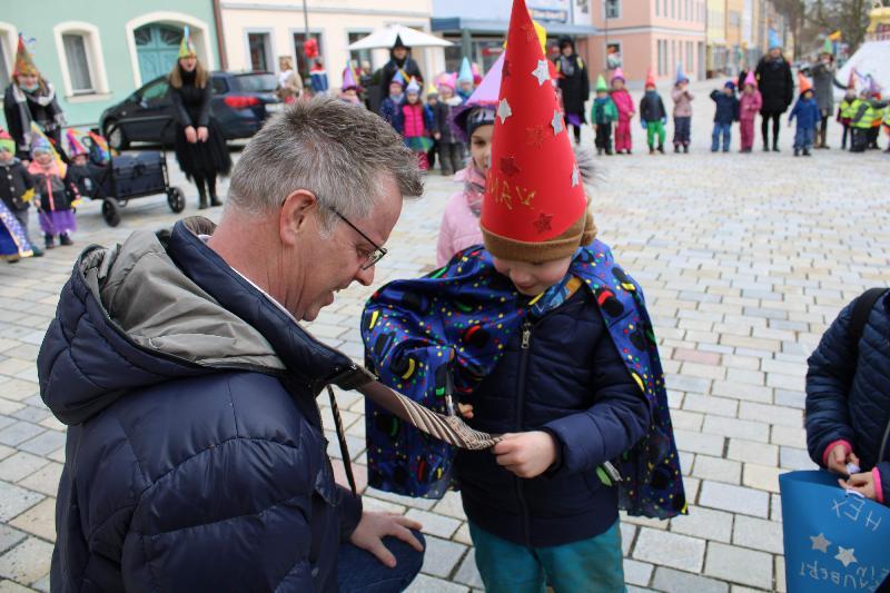 Der kleine Max kürzt Bürgermeister-Krawatte