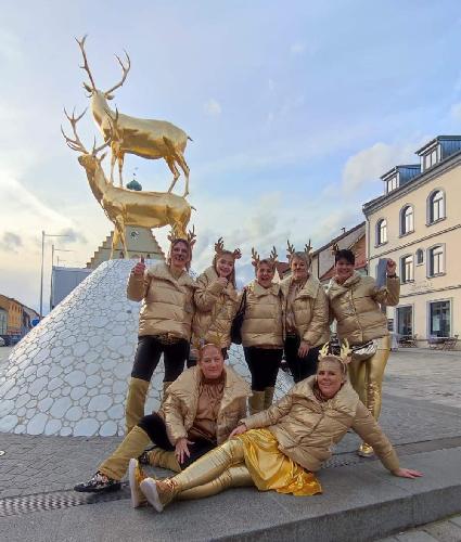 Die vergoldeten Hirsche des „Monte-Hirschschau-Brunnens“ hatten Narrhalla-Präsidentin Regina Merkl (hinten r.) dazu animierst, zusammen mit sechs weiteren goldenen „Narrhalla-Hirschis“ Hirschaus Innenstadt am Unsinnigen Donnerstag unsicher zu machen. - Foto von Werner Schulz