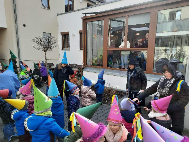 Eine gelungene Überraschung gab es für die Gäste der Solitären Tagespflege St. Barbara am Unsinnigen Donnerstag. Dafür sorgten die als Zauberer und Hexen kostümierten Kleinen des St. Wolfgang-Kindergartens. - Foto von Werner Schulz