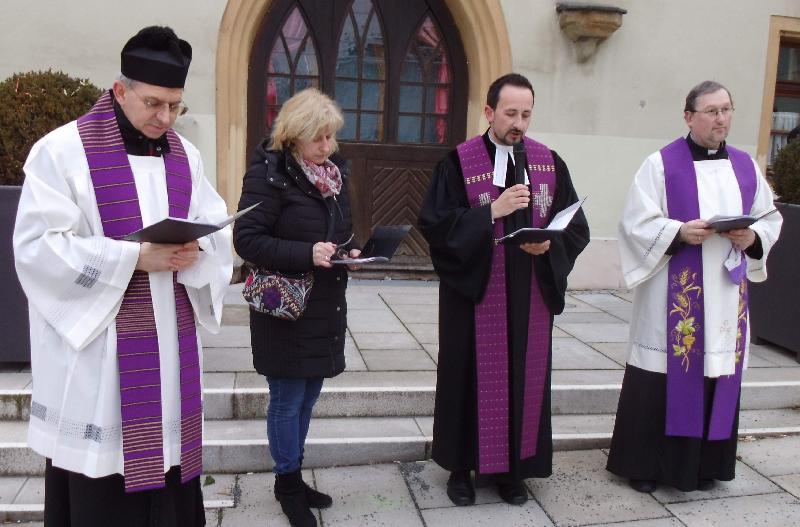 Gut 250 Menschen versammelten sich am Samstagnachmittag auf dem Hirschauer Marktplatz unter dem Motto „PrayforUkraine – Betet für die Ukraine“. Auf Initiative von Pfarrer Stefan R. Fischer hatten dazu die evangelische Kirchengemeinde Hirschau-Schnaittenbach sowie die katholischen Pfarrgemeinden Hirschau, Schnaittenbach und Gebenbach eingeladen. - Foto von Werner Schulz