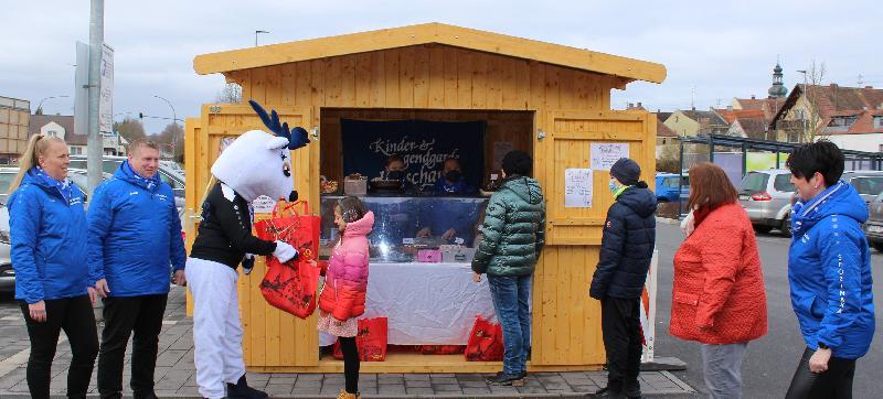 An zwei Samstagen bot die Narrhalla auf dem EDEKA-Parkplatz bei der Aktion „Fasching to go“ selbst gebackene Köichln, Kuchen, Torten und Überraschungsbeutel an. Die Nachfrage übertraf alle Erwartungen von Präsidentin Regina Merkl (r.), Vizepräsidentin Michaela Meier (l.) und Hofmarschall Martin Merkl (2.v.l.). Besonders gefragt war Maskottchen Monti, sowohl als Verkäufer als auch als Partner beim Foto-Shooting. - Foto von Werner Schulz