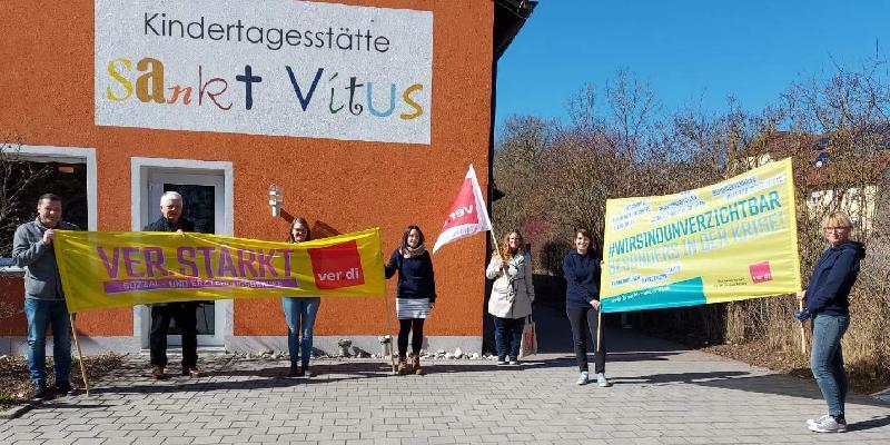 Bessere Bedingungen im Bereich der Sozial- und Erziehungsarbeit forderte die Gewerkschaft Verdi anlässlich des Frauentages. Beim Besuch der Kindertagesstätte St. Vitus verliehen dieser Forderung von links nach rechts Nachdruck: Stadt- und Kreisrat Uwe Bergmann, Stadt- und Kreisrat Reinhold Strobl, die Erzieherinnen Tanja Koch, Antonia Dobmeier, Verdi-Vertreterin Kathrin Birner, Erzieherin Franziska Bierler und KiTa-Leiterin Birgit Kumeth. - Foto von Werner Schulz