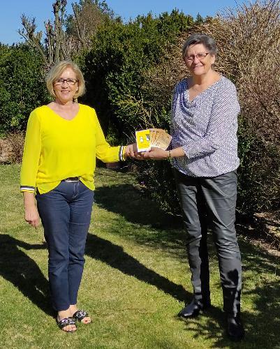Mit einer 200-Euro-Spende will der VdK-Ortsverband mithelfen, dass die Selbsthilfegruppe krebskranker Kinder die Kinder auf der Onkologie in Erlangen eine Osterfreude bereiten kann. Die SHG-Vorsitzende Petra Waldhauser (l.) bedankte sich dafür mit herzlichen Worten bei Christa Adunka-Wischer (r.) und dem VdK-Ortsvorsitzenden Leonhard Wischer (nicht im Bild). - Foto von Werner Schulz
