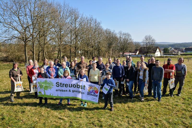 Alt und Jung ist auf der Streuobstwiese bei den Arbeitseinsätzen aktiv. Unter ihnen auch Bürgermeister Hermann Falk, hintere Reihe 7. v. li. braunes T-Shirt, dem die Vorsitzende Marion Schlosser li. für die Unterstützung bei der Aktion durch die Stadt Hirschau dankte. - Foto von Fritz Dietl