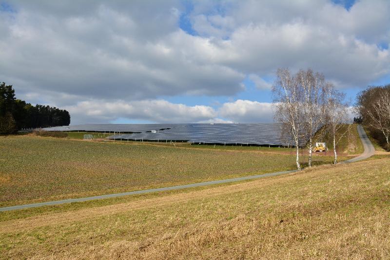 Harmonisch fügt sich das Projekt am Südhang zw. Ehenfeld und Kindlas in die Landschaft ein. - Foto von Fritz Dietl