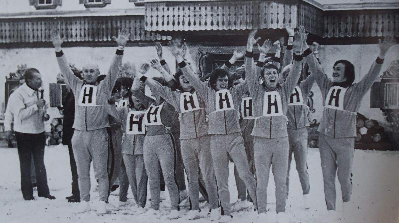 Der 8. April 1972 wurde zum denkwürdigen Tag für die Stadt Hirschau. Das Team aus der Kaolinstadt gewann beim TV-Städteduell „Spiel ohne Grenzen“ im Eisstadion von Bad Tölz nach dramatischem Wettkampf mit 14:12 Punkten. Vordere Reihe v. l.: Moderator Camillo Felgen, Trainer Hermann Häckl, halb verdeckt Luzia Dietz und Gerlinde Strobl, Jürgen Rödig, Hans Graf, Waldemar Krölloff und Richard Gaßner. - Foto von Sander