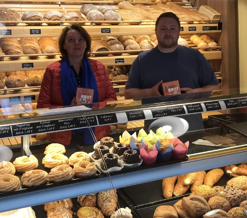 Der Hirschauer Zweigverein des Katholischen Frauenbundes beteiligte sich während der Fastenzeit in Zusammenarbeit mit der Bäckerei Heuberger an der Aktion Solibrot. Der Verkauf der Brote erbrachte 425 Euro. Der Dank von KDFB-Schatzmeisterin Michaela Fellner (l.) galt Bäckermeister Karl Heuberger, seiner Belegschaft und den Kunden.  - Foto von Werner Schulz