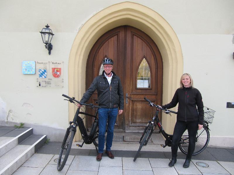 1.Bürgermeister Hermann Falk hofft mit der Kultur- und Tourismusbeauftragte Monika Reindl auf zahlreiche Anmeldungen zu Stadtradeln aus der Kaolinstadt und dem Umkreis. - Foto von Gerhard Fleischmann