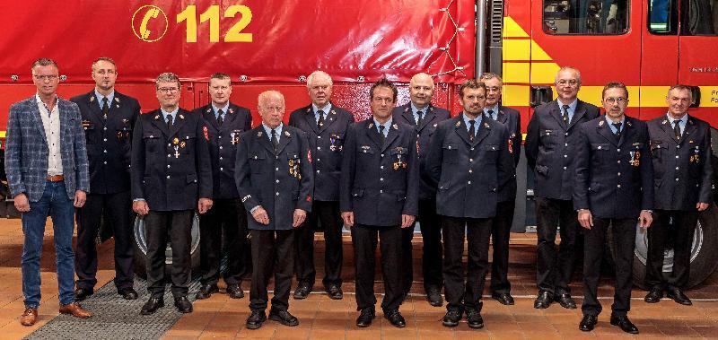 Nach zweijähriger Corona-Pause konnten bei der Jahreshauptversammlung zahlreiche Feuerwehrleute für 40-, 50- und 60-jährige Zugehörigkeit geehrt werden. V. l.: Bürgermeister Hermann Falk, 1.Kdt. Sebastian Jasinsky, Michael Heinz, Rudi Endisch, Xaver Böller, Ehrenkommandant Konrad Meyer, Jürgen Heinz, Andreas Reil, Herbert Meyer, Werner Gebert, Michael Dobler, Manfred Mutzbauer und 1. Vorstand Michael Schuminetz. - Foto von Werner Schulz