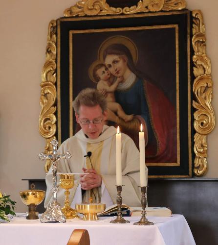 Pfarrer Dr. Christian Schulz zelebrierte den Festgottesdienst. Viele Gottesdienstbesucher vermissten einen eigenen Segnungsakt für den neuen Volksaltar. Ihre Sorge, die Altarsegnung sei vergessen worden, erwies sich als unbegründet. Die Feier der Hl. Messe am neuen Altar ist bereits der eigentliche Segnungsakt. - Foto von Werner Schulz