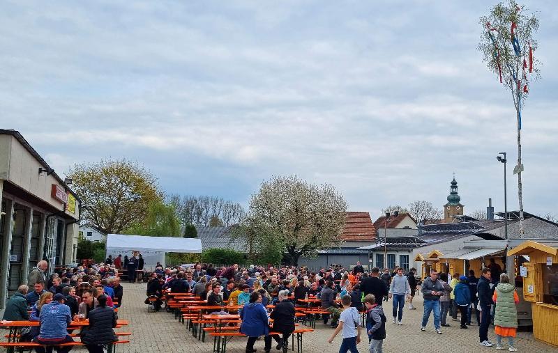 Nach zwei Jahren, vom Corona-Virus erzwungenen Maifest-Abstinenz eröffnete die Freiwillige Feuerwehr am 1. Mai die Hirschauer Festl-Saison 2022. Auf dem Feuerwehrhof herrschte ab dem späten Vormittag bis in die frühen Abendstunden reger Festbetrieb. - Foto von Werner Schulz