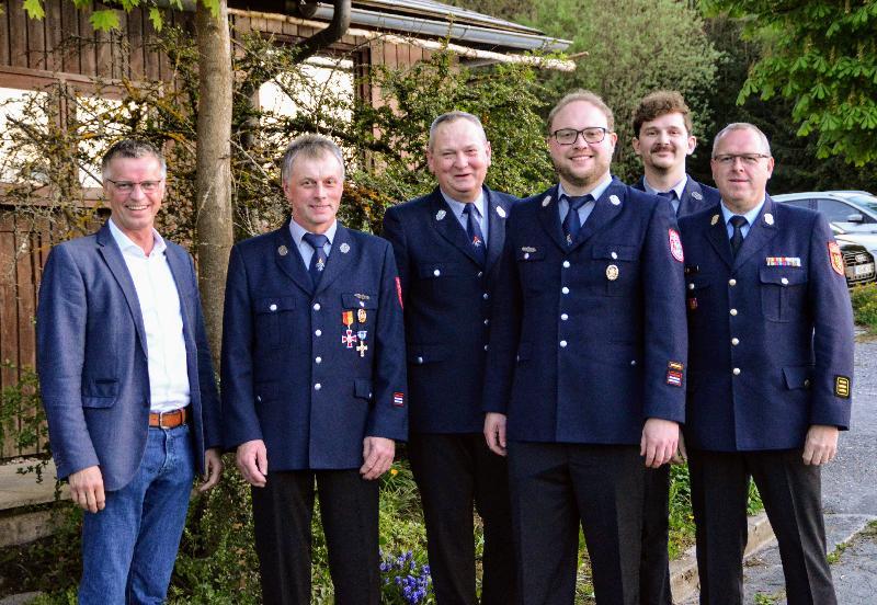 Bürgermeister Hermann Falk, ehem. Vorsitzender Bernhard Wisgickl, der neu ernannte Ehrenkommandant Josef Luber, Kommandant Sebastian Trummer, Vorsitzender Christoph Greiner und Kreisbrandinspektor Martin Schmidt. - Foto von Fritz Dietl