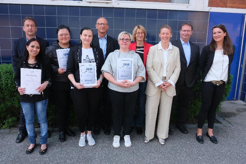 Nach 16 Monaten haben die Umschulungsteilnehmerinnen das Zeugnis Fachkraft im Gastgewerbe (IHK) in der Hand. Dazu gratulierten Vertreter von Jobcenter, Arbeitsagentur und ISE Sprach- und Berufsbildungszentrum Amberg. Bild: usc - Foto von Uschald