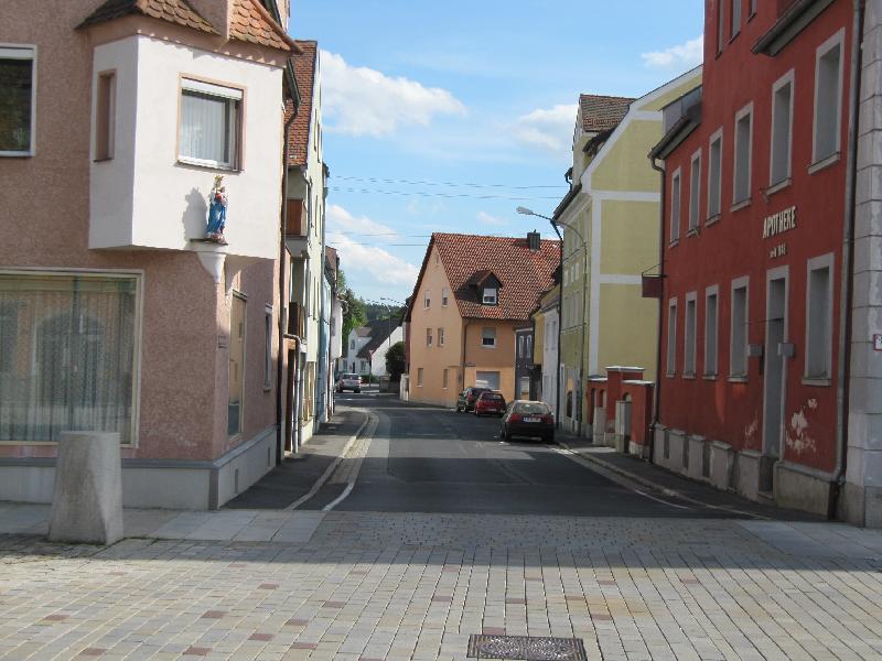 Das Teilstück der Georg-Schiffer-Straße vom Marktpatz zur B14 soll nächstes Jahr im Rahmen der Altstadtsanierung drankommen. Optimiert soll dann acu die Ampelanlage der Ortsumgehung werden
 
 - Foto von Gerhard Fleischmann