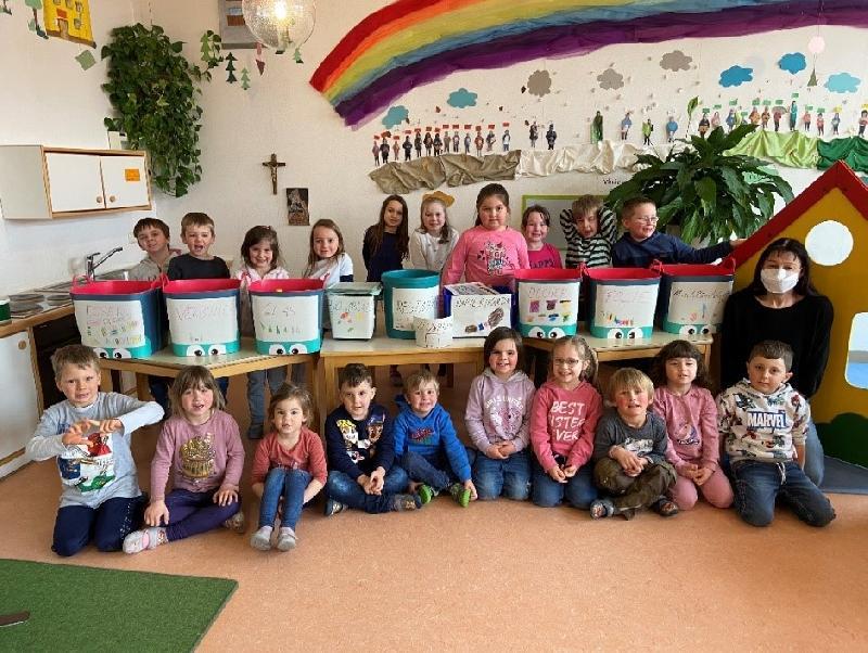 Die Schulkinder des Marienkindergartens/Haus des Kindes rückten zu einer Ramadama-Aktion aus und machten dabei die Erfahrung, dass entlang der Wege und Straßen zum Kindergarten sehr viel Abfall herumliegt. Geradezu schockiert waren die Mädchen und Jungen über die unendlich vielen Zigarettenstummel. - Foto von Werner Schulz
