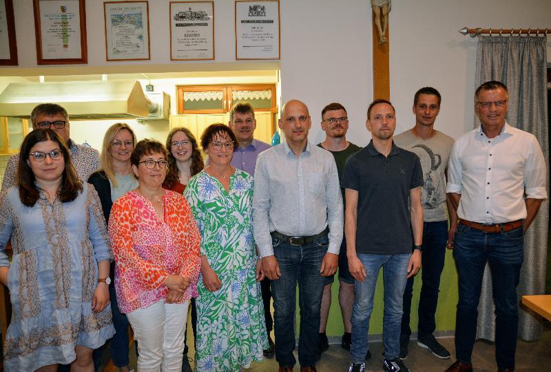 Viele junge Mitglieder wurden in die Vorstandschaft des BBV Ehenfeld gewählt, was Ortsbäuerin Brigitte Gnan, 6. v. li., Kreisobmann Peter Beer, 7. v. li. Ortsobmann Matthias Dotzler 5. v. re. und Bürgermeister Hermann Falk, re., sehr freute.  - Foto von Fritz Dietl