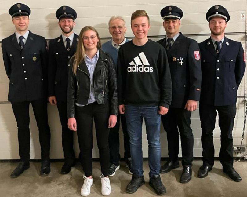 Bei der Jahreshauptversammlung der Freiwilligen Feuerwehr Weiher wurde Laurenz Beck (Mitte) nach 49 aktiven Dienstjahren verabschiedet, neu aufgenommen wurden Katharina Ott (3.v.l.) und Florian Ott (3.v.r.). Mit im Bild v.l.: 2. Vorstand Tobias Schadl und 1. Vorstand Michael Reif, v. r.: 2. Kommandant Philipp Birner und 1. Kommandant Norbert Stangl. - Foto von Werner Schulz