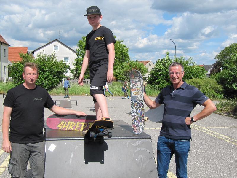 Workshopleiter Christian Hümmer, dessen Sohn Fabian ebenfalls engagiert vor Ort war mit 1.Bürgermeister Hermann Falk. - Foto von Gerhard Fleischmann